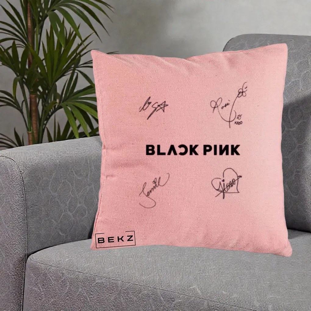 Perna Personalizata K-pop BLACKPINK Tinute Negre Grup Simplu, 40x40 cm, Roz, Husa Detasabila, Perna Inclusa, BEKZ®