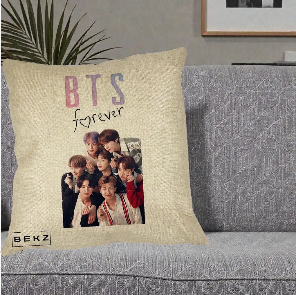 Perna Personalizata K-pop BTS Forever cu Foto Grup Negru, 40x40 cm, Crem, Husa Detasabila, Perna Inclusa, BEKZ®