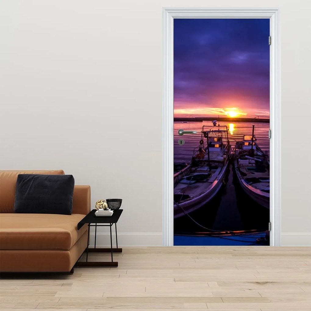 Fototapet pentru ușă - Bărci de pescuit în port (95x205cm)