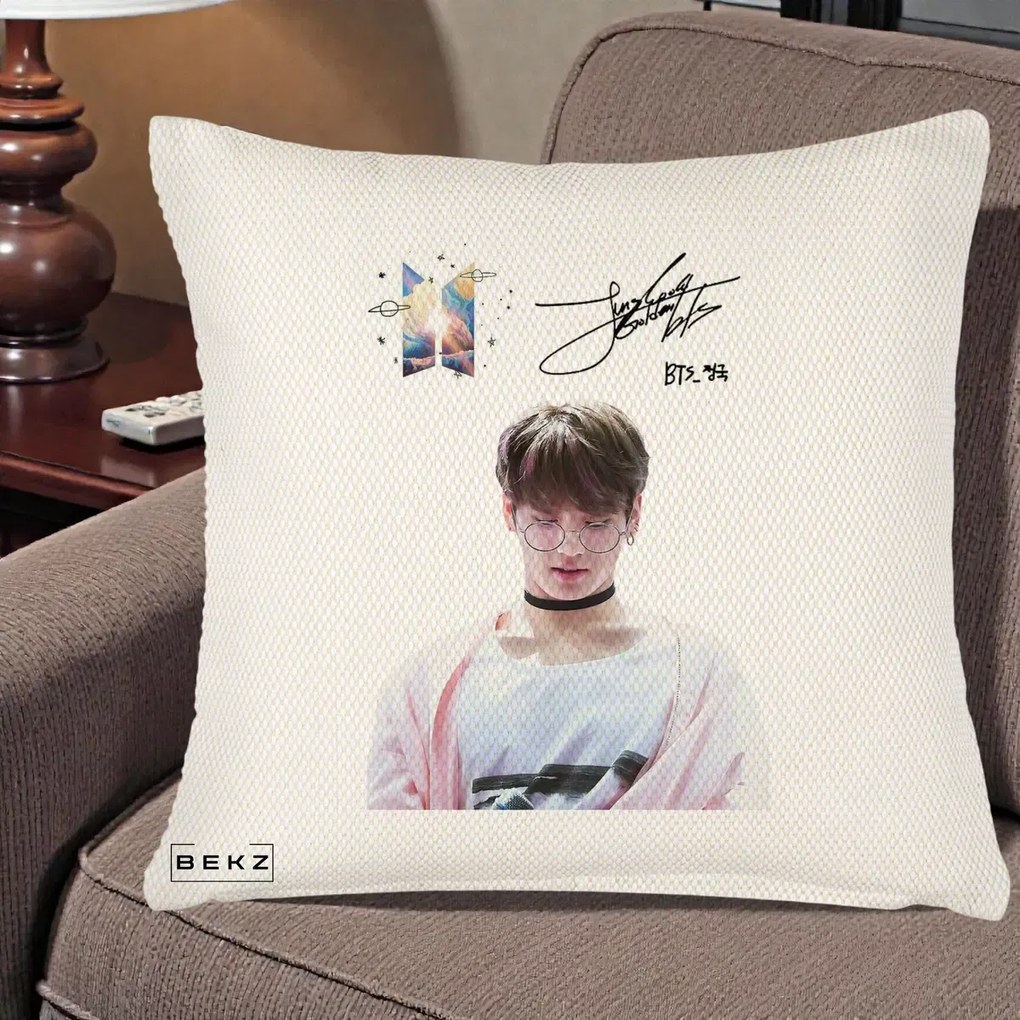 Perna Personalizata K-pop BTS Jungkook Portret cu Ochelari Autograf, 40x40 cm, Crem Reliefat, Husa Detasabila, Perna Inclusa, BEKZ®