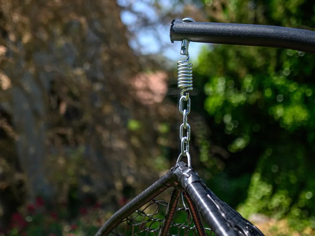 Scaun suspendat negru KOKON cu suport, perna deschisa