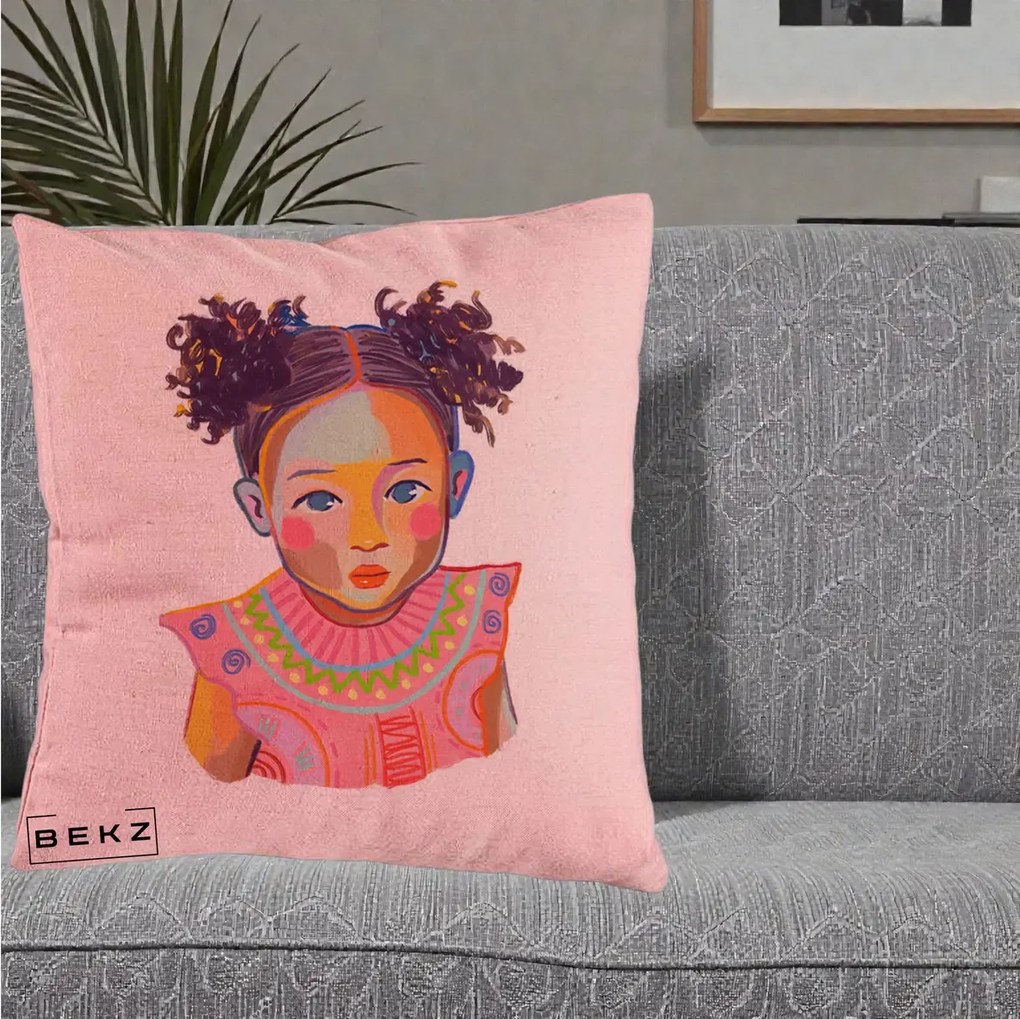 Perna Decorativa Fetita Vesela Portret Colorat, 40x40 cm, Roz, Husa Detasabila, Perna Inclusa, BEKZ®