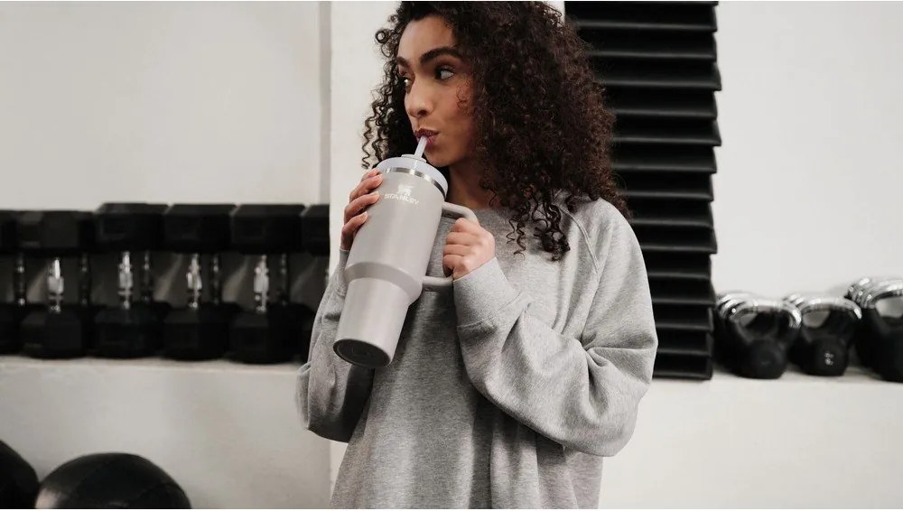 Termos gri deschis cu pai din oțel inoxidabil 890 ml Quencher H2.O FlowState™ Tumbler Ash – Stanley