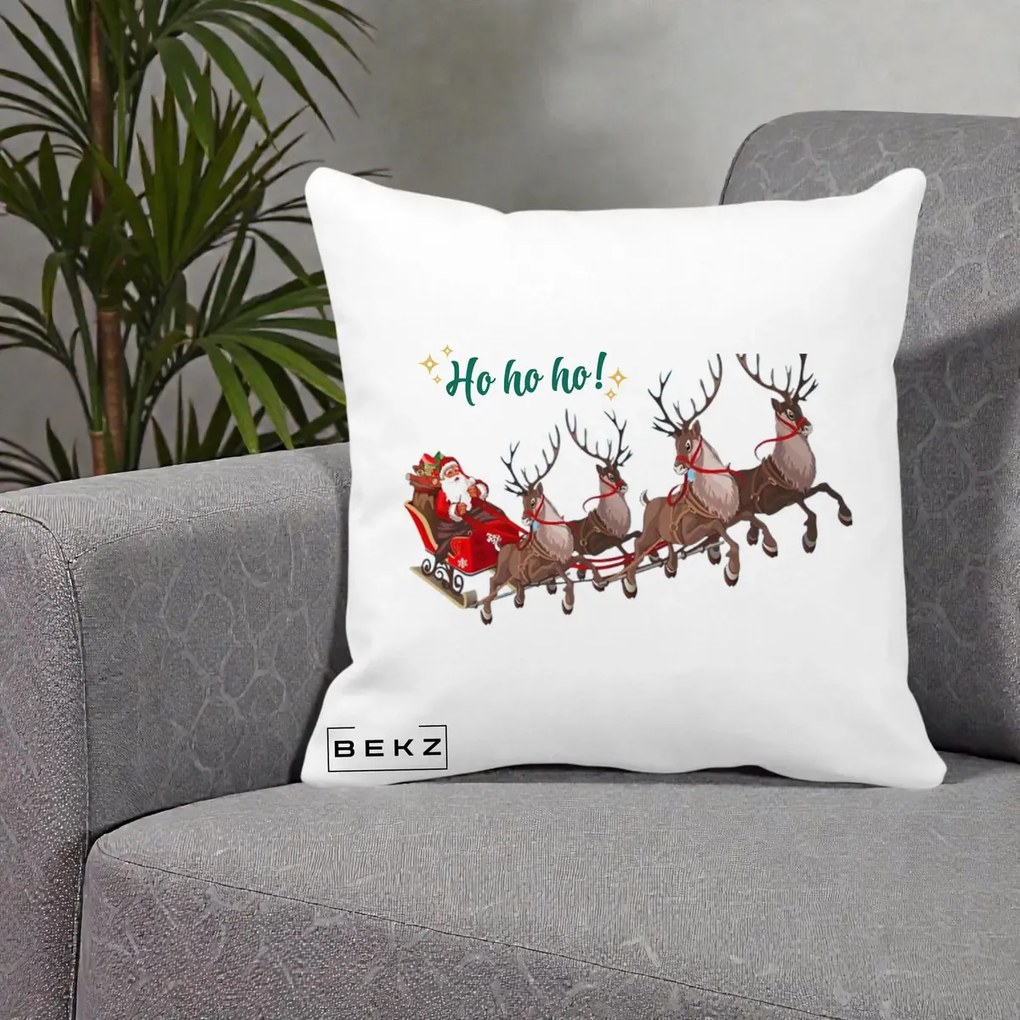 Perna Decorativa Ho Ho Ho Mos Craciun cu Sanie si Reni, 40x40 cm, Alba Mata, Husa Detasabila, Perna Inclusa, BEKZ®