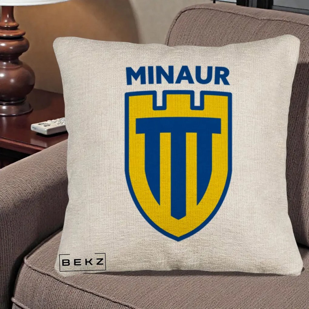Perna Personalizata Minaur Baia Mare Fotbal, 40x40 cm, Bej Canapea, Husa Detasabila, Perna Inclusa, BEKZ®