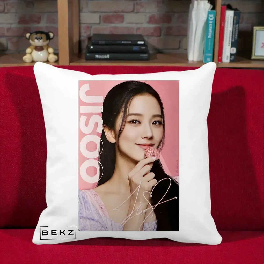 Perna Personalizata K-pop BLACKPINK Jisoo cu Semnatura si Fond Roz, 40x40 cm, Alba Mata, Husa Detasabila, Perna Inclusa, BEKZ®