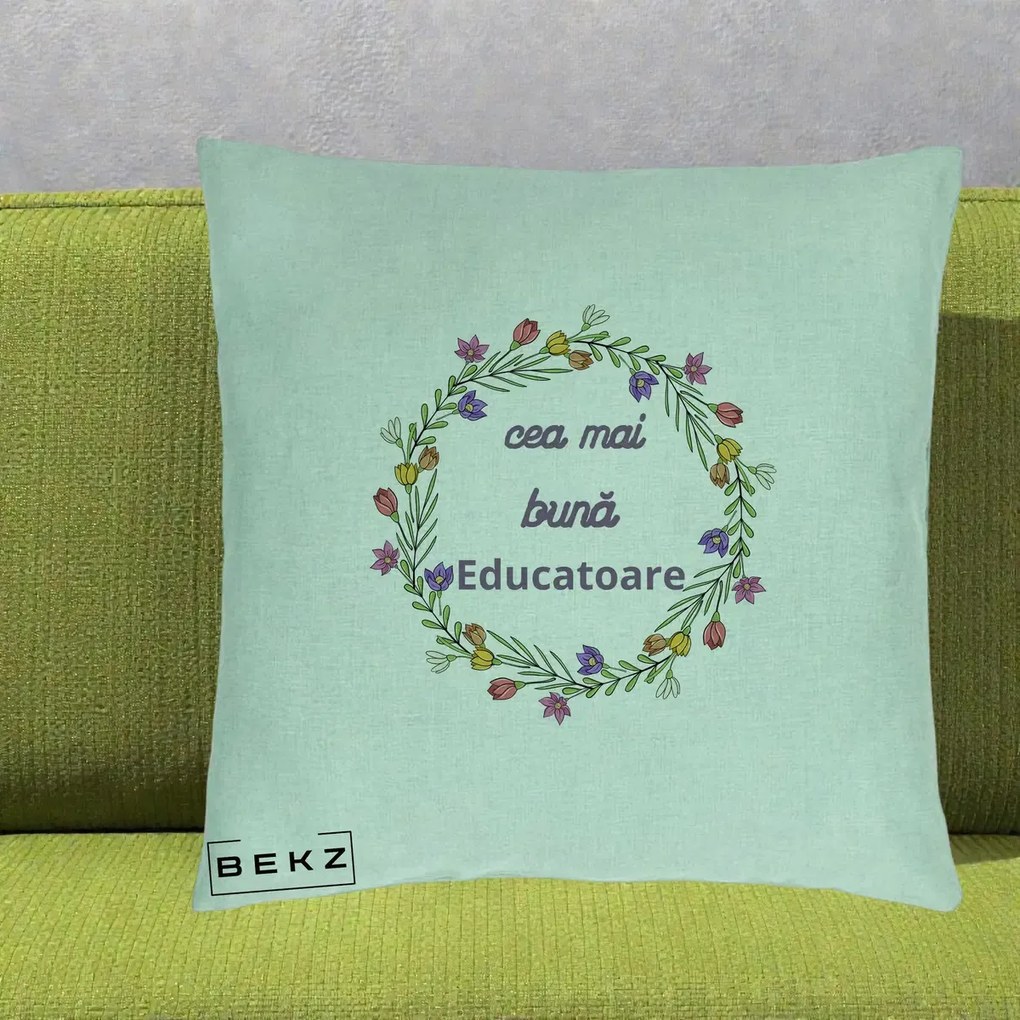 Cadou pentru Educatoare - Perna Personalizata Cea mai Buna Educatoare cu Coronita Florala Colorata, 40x40 cm, Verde Menta, Husa Detasabila, Perna Inclusa, BEKZ®