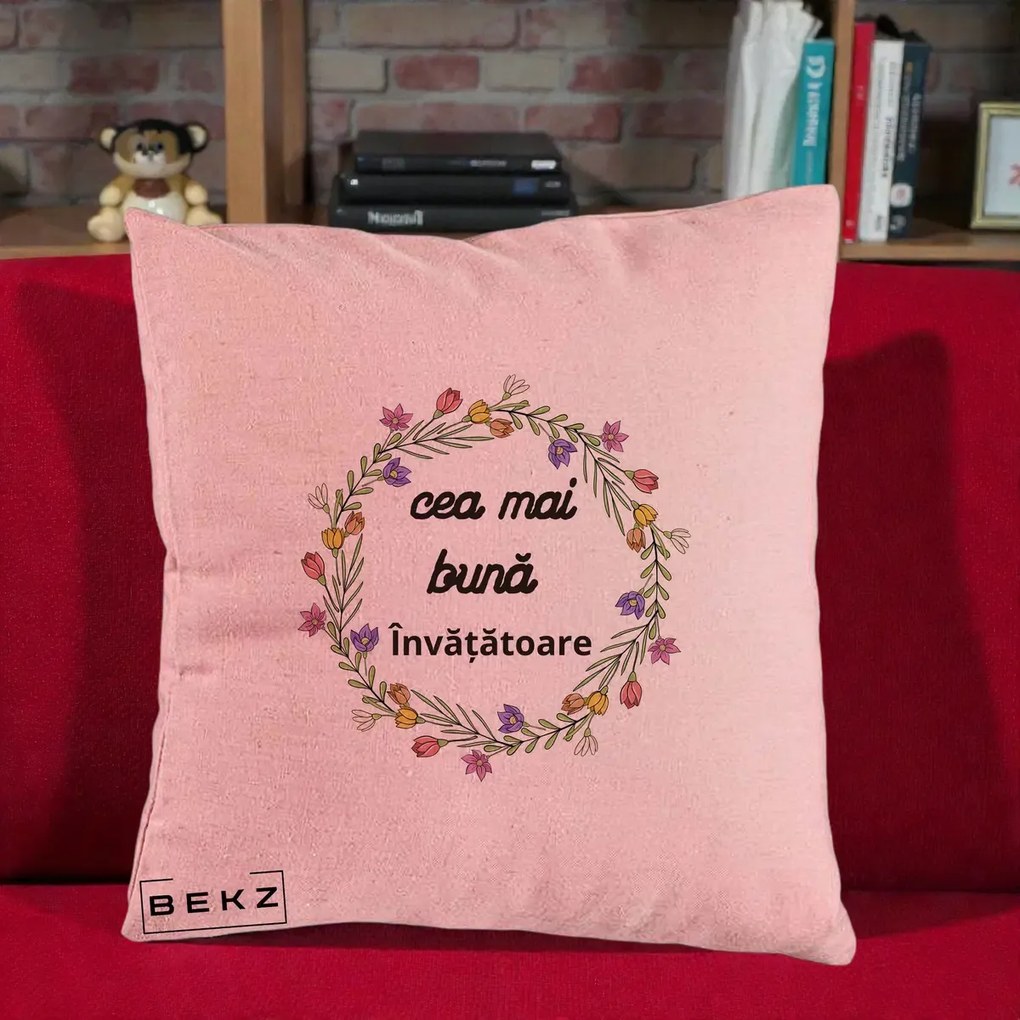 Cadou pentru Invatatoare - Perna Personalizata Cea mai Buna Invatatore cu Coronita Florala Colorata, 40x40 cm, Roz, Husa Detasabila, Perna Inclusa, BEKZ®
