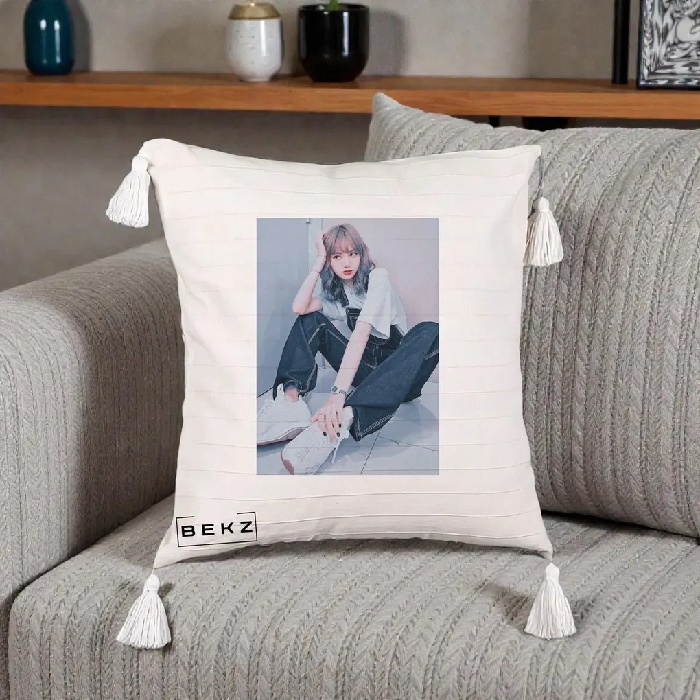 Perna Personalizata K-pop BLACKPINK Lisa, 40x40 cm, Bej cu Franjuri, Husa Detasabila, Perna Inclusa, BEKZ®
