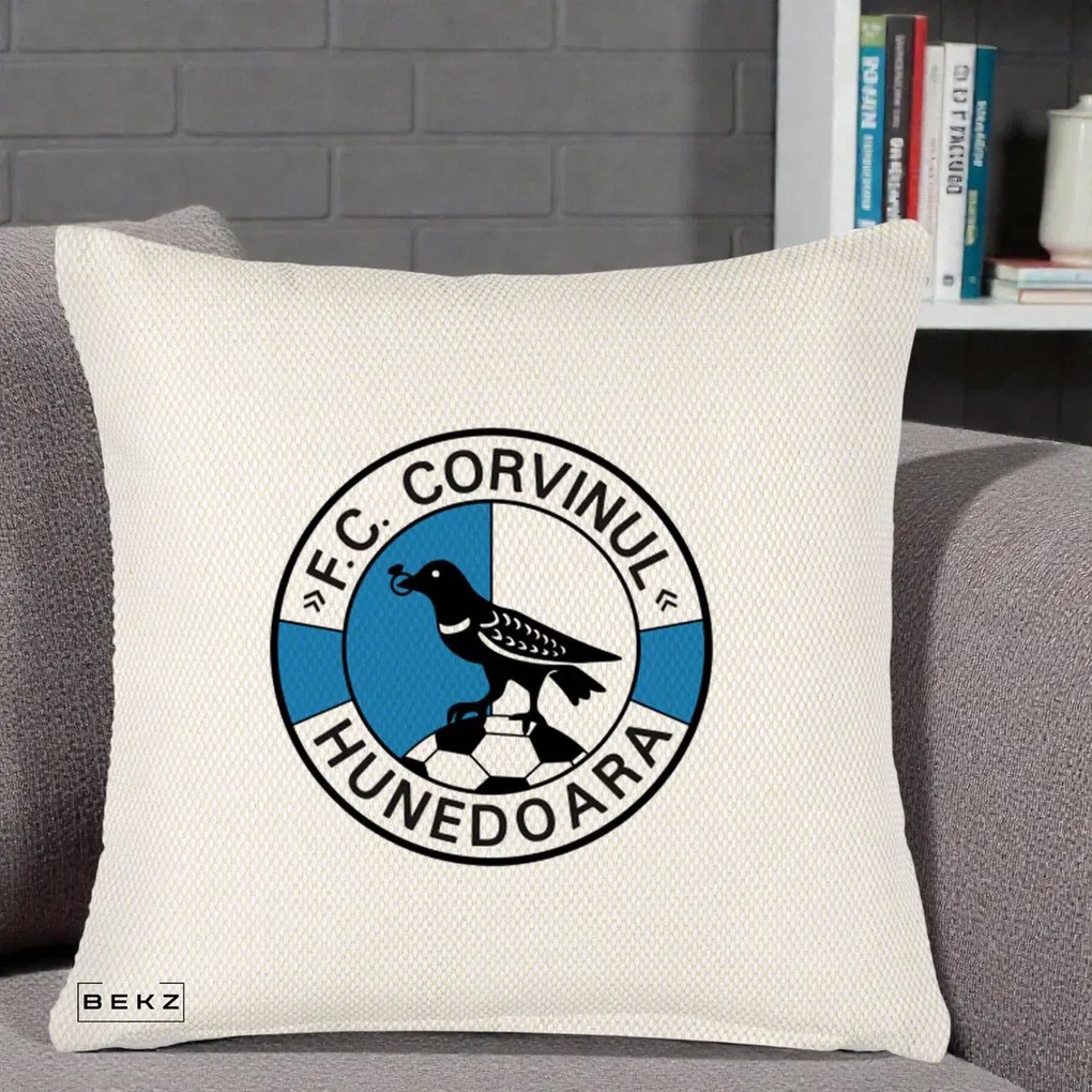 Perna Personalizata FC Corvinul Hunedoara Fotbal, 40x40 cm, Crem Reliefat, Husa Detasabila, Perna Inclusa, BEKZ®