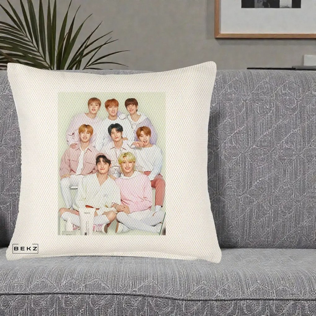 Perna Personalizata K-pop Stray Kids Foto Grup Pastel Roz-Alb cu 8 Membrii, 40x40 cm, Crem Reliefat, Husa Detasabila, Perna Inclusa, BEKZ®
