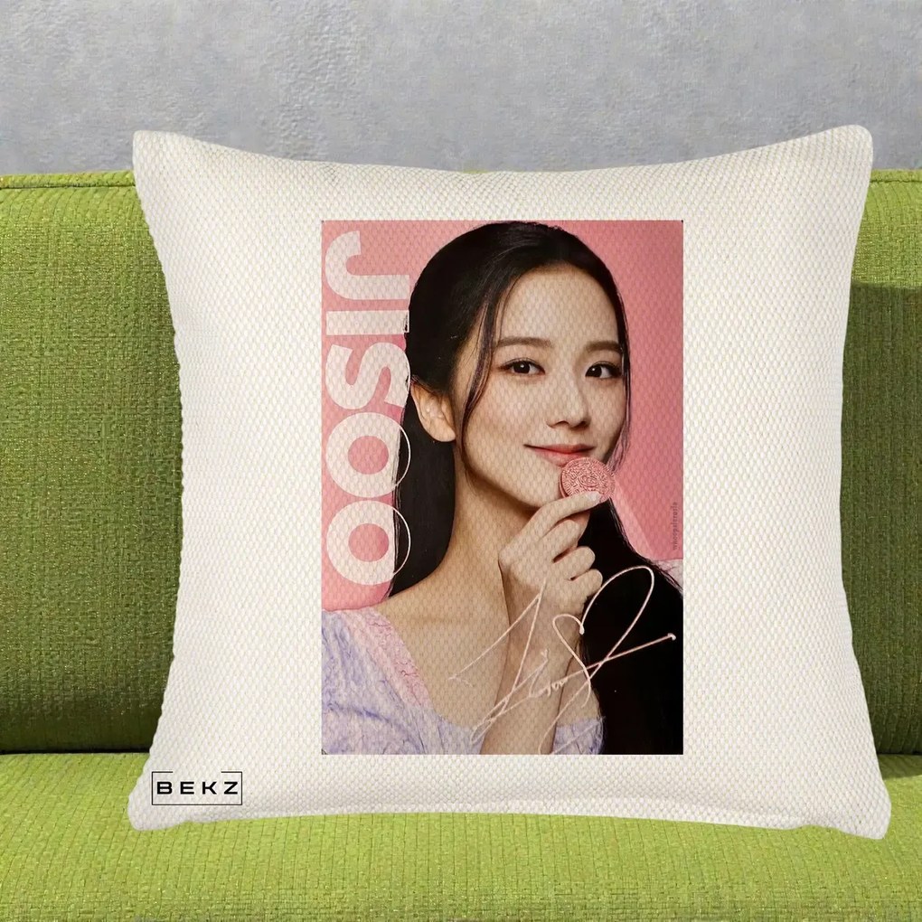 Perna Personalizata K-pop BLACKPINK Jisoo cu Semnatura si Fond Roz, 40x40 cm, Crem Reliefat, Husa Detasabila, Perna Inclusa, BEKZ®