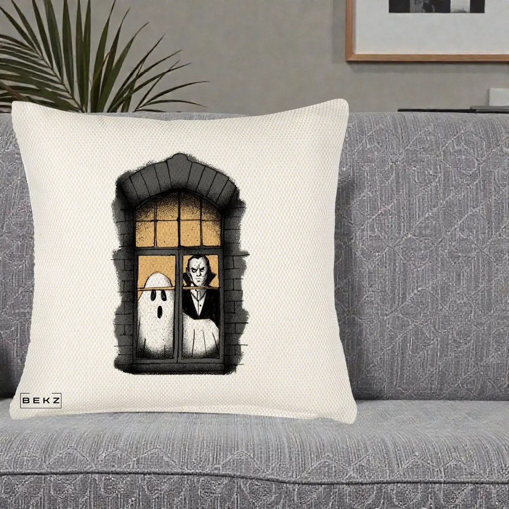 Perna Decorativa Halloween Fantoma si Dracula la Fereastra, 40x40 cm, Crem Reliefat, Husa Detasabila, Perna Inclusa, BEKZ®