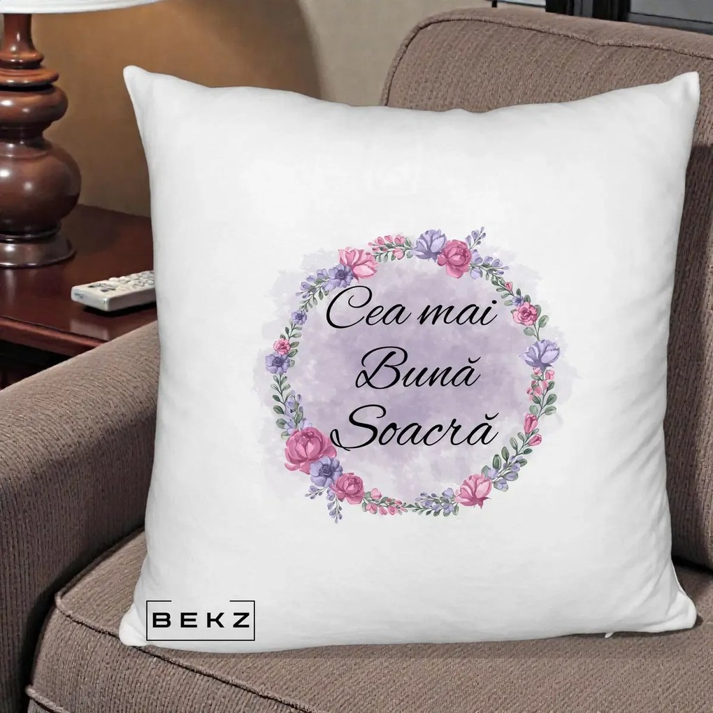 Cadou pentru Soacra - Perna Personalizata Cea mai Buna Soacra cu Coronita Flori Roz si Mov, 40x40 cm, Alb Pufos, Husa Detasabila, Perna Inclusa, BEKZ®