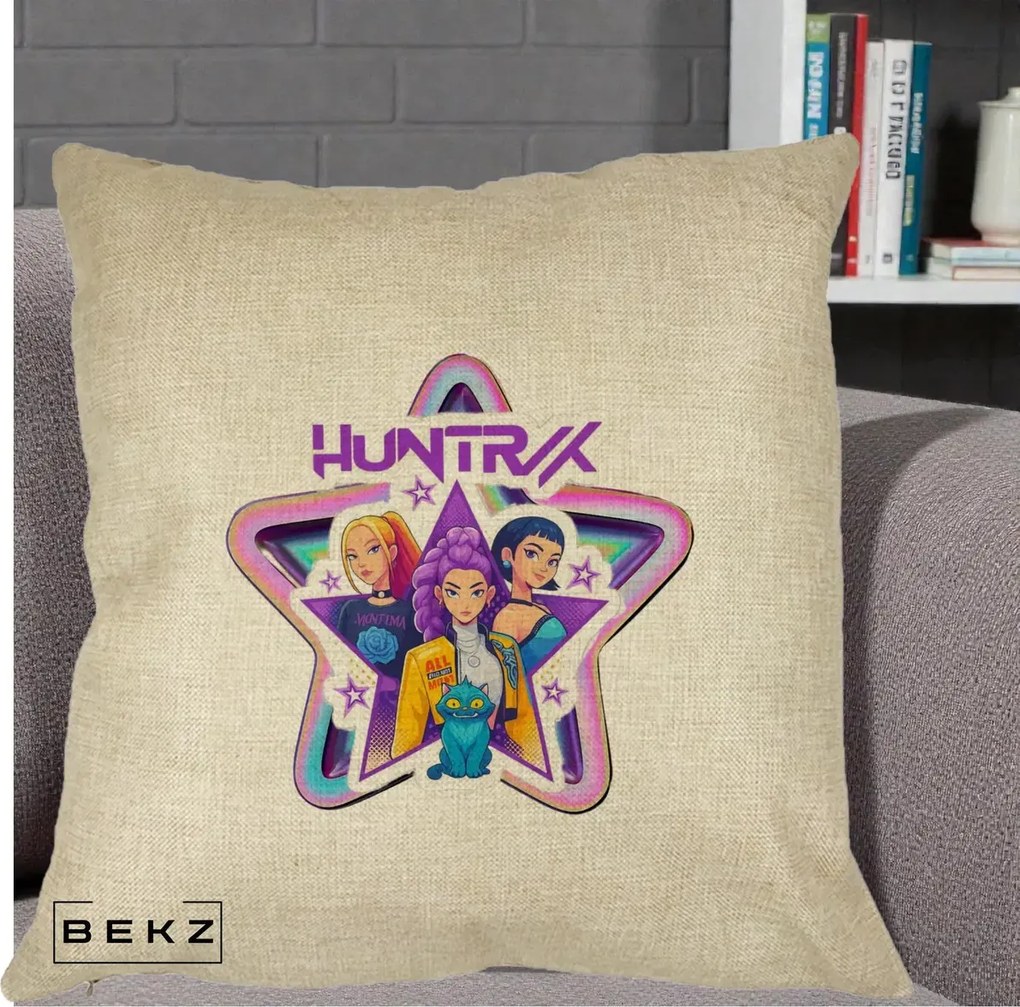 Perna Personalizata K-pop HUNTRX Trio Stea cu Pisica, 40x40 cm, Crem, Husa Detasabila, Perna Inclusa, BEKZ®