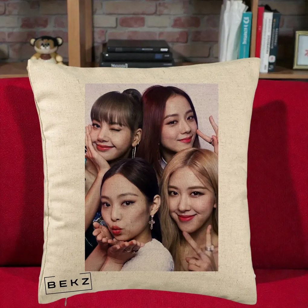 Perna Personalizata K-pop BLACKPINK Foto Grup Selfie 4 Membre, 40x40 cm, Bej, Husa Detasabila, Perna Inclusa, BEKZ®