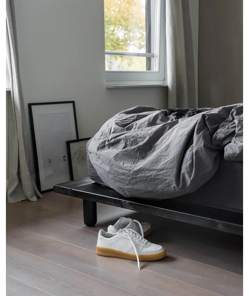 Pat matrimonial negru din lemn masiv de pin cu somieră 140x200 cm Peek – Karup Design