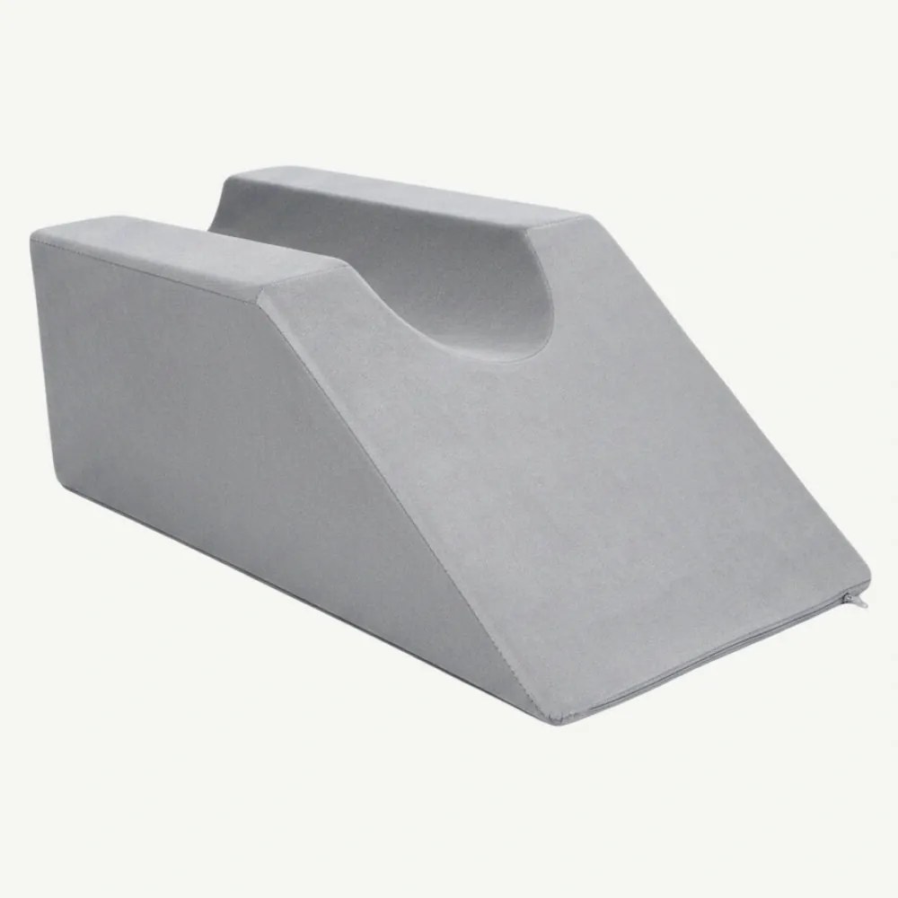 Perna ortopedica ridicare picioare memory foam 45° cu husa catifea, Gri