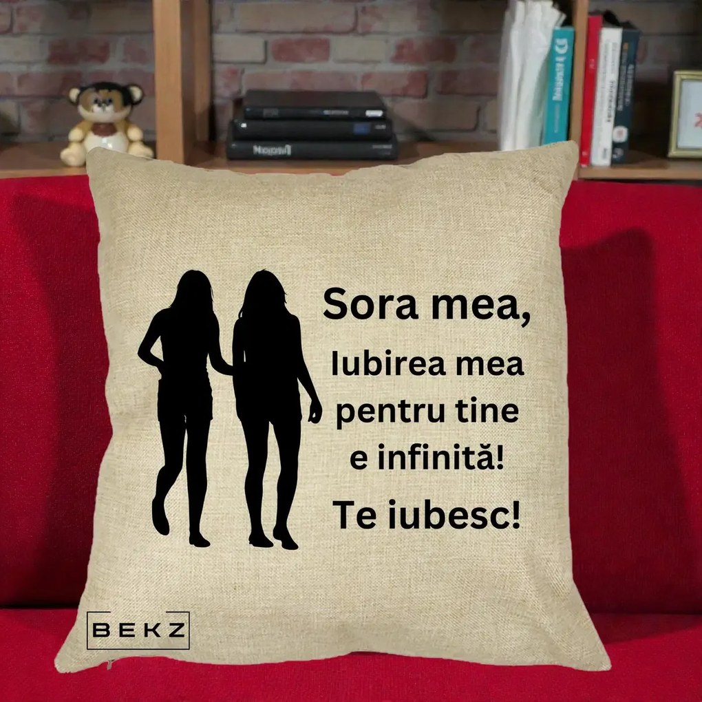 Cadou pentru Sora - Perna Personalizata Sora Mea Te Iubesc Siluete Negre Tinand Maini, 40x40 cm, Crem, Husa Detasabila, Perna Inclusa, BEKZ®