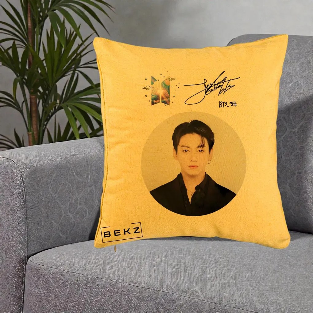 Perna Personalizata K-pop BTS Jungkook Portret cu Autograf, 40x40 cm, Galben, Husa Detasabila, Perna Inclusa, BEKZ®