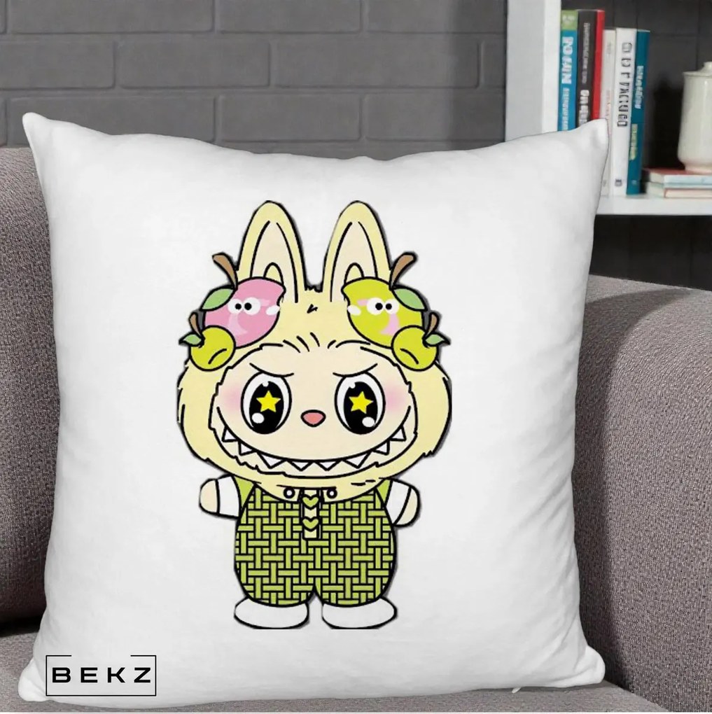 Perna Personalizata Labubu Galben cu Mere si Salopeta, 40x40 cm, Alb Pufos, Husa Detasabila, Perna Inclusa, BEKZ®