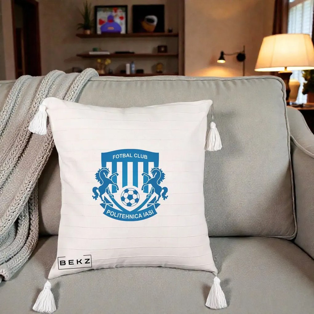 Perna Personalizata FC Politehnica Iasi Fotbal, 40x40 cm, Bej cu Franjuri, Husa Detasabila, Perna Inclusa, BEKZ®