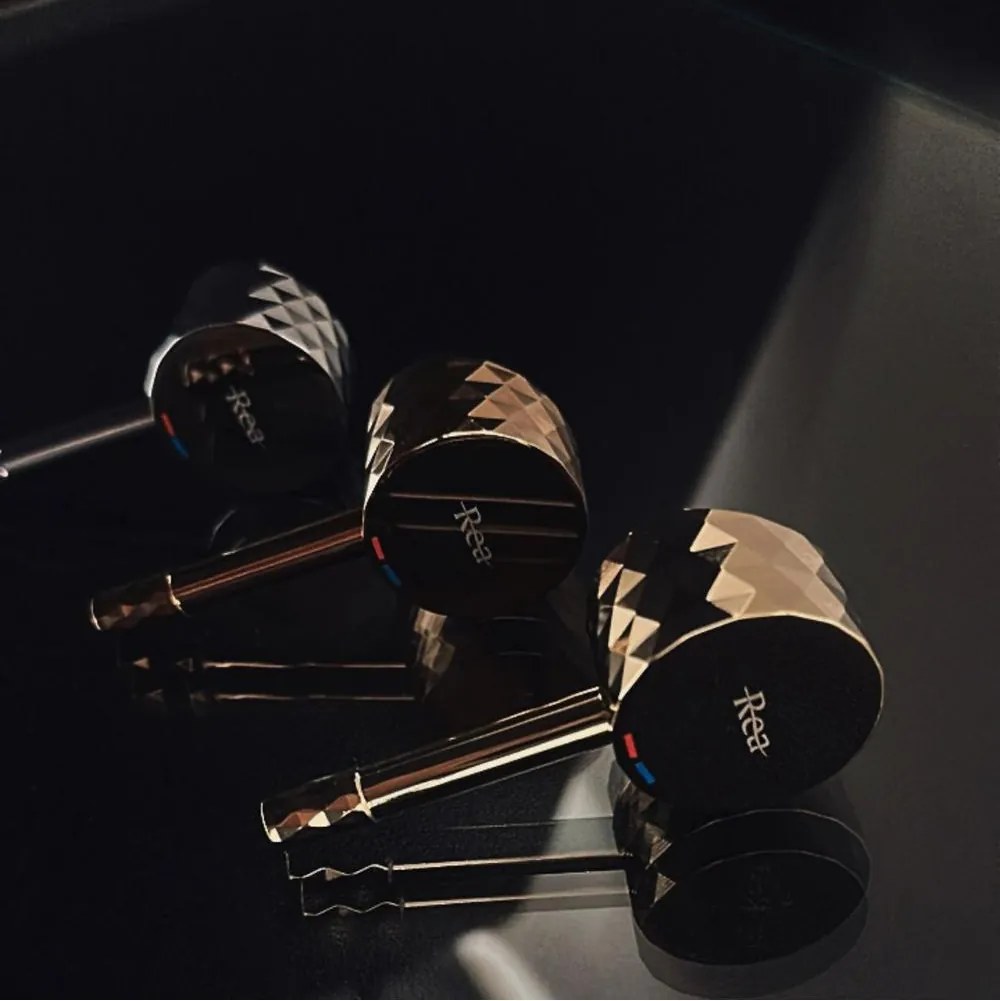 Baterie de lavoar incastrata Rea Lungo Diamond auriu + BOX