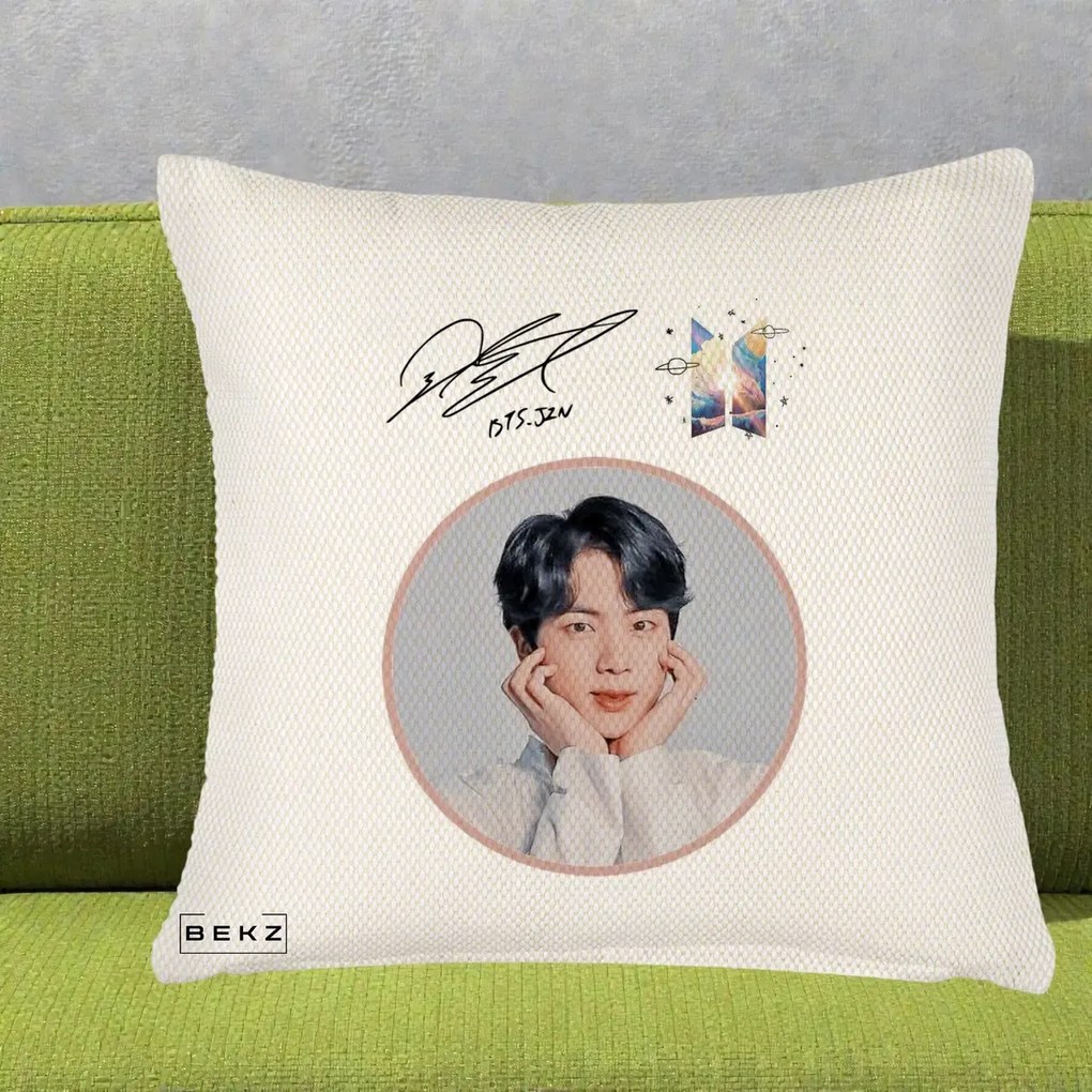 Perna Personalizata K-pop BTS Jin Portret cu Autograf, 40x40 cm, Crem Reliefat, Husa Detasabila, Perna Inclusa, BEKZ®