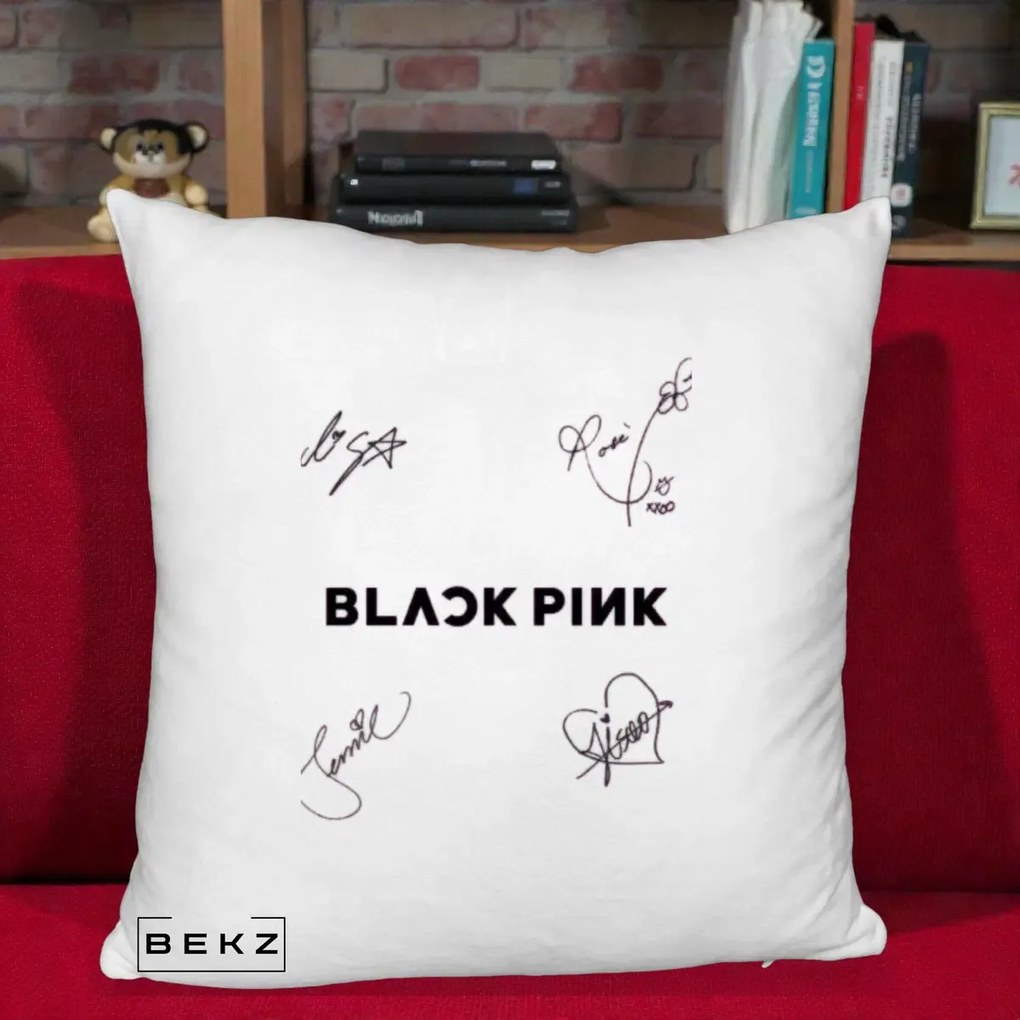 Perna Personalizata K-pop BLACKPINK Tinute Negre Grup Simplu, 40x40 cm, Alb Pufos, Husa Detasabila, Perna Inclusa, BEKZ®