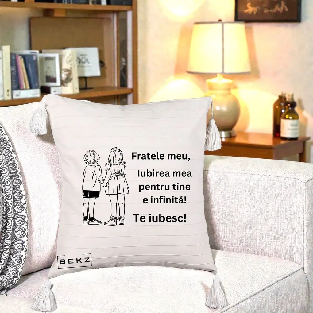 Cadou pentru Frate - Perna Personalizata Fratele Meu Te Iubesc Copii Tinand Maini Line Art, 40x40 cm, Bej cu Franjuri, Husa Detasabila, Perna Inclusa, BEKZ®