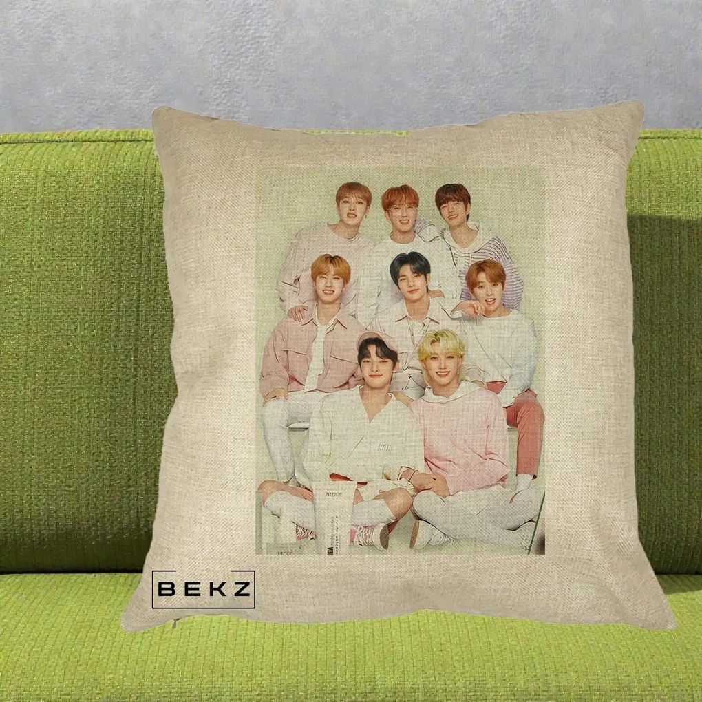 Perna Personalizata K-pop Stray Kids Foto Grup Pastel Roz-Alb cu 8 Membrii, 40x40 cm, Crem, Husa Detasabila, Perna Inclusa, BEKZ®