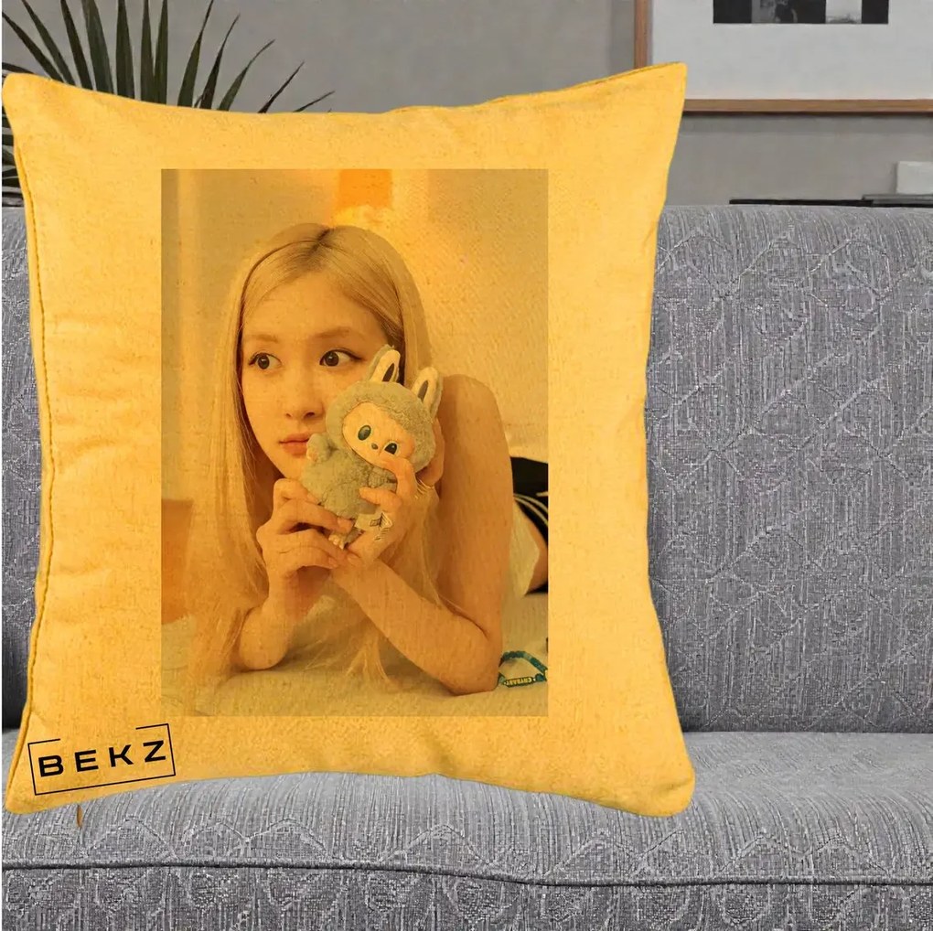Perna Personalizata K-pop BLACKPINK Rose cu Papusa Iepure, 40x40 cm, Galben, Husa Detasabila, Perna Inclusa, BEKZ®