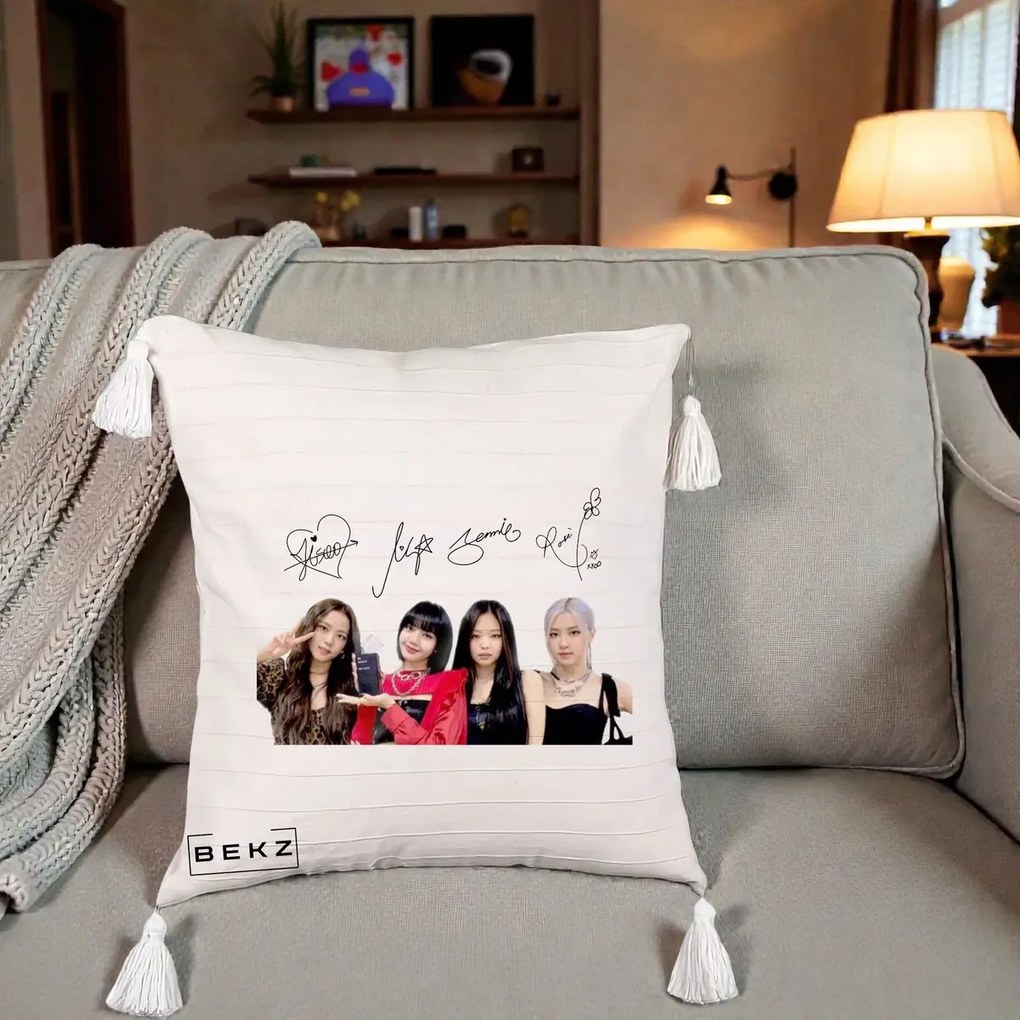 Perna Personalizata K-pop BLACKPINK Semnaturi, 40x40 cm, Bej cu Franjuri, Husa Detasabila, Perna Inclusa, BEKZ®