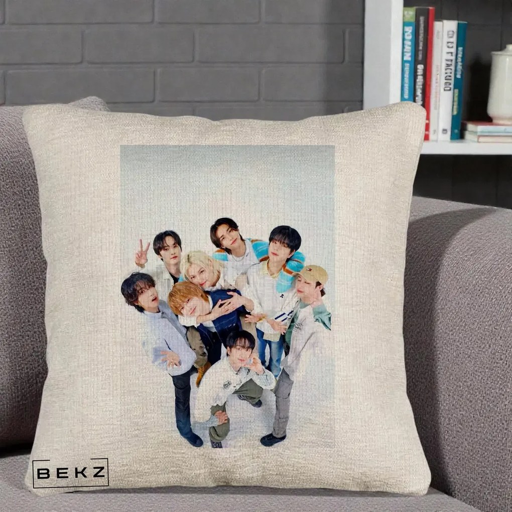 Perna Personalizata K-pop Stray Kids Foto Grup Bleu, 40x40 cm, Bej Canapea, Husa Detasabila, Perna Inclusa, BEKZ®