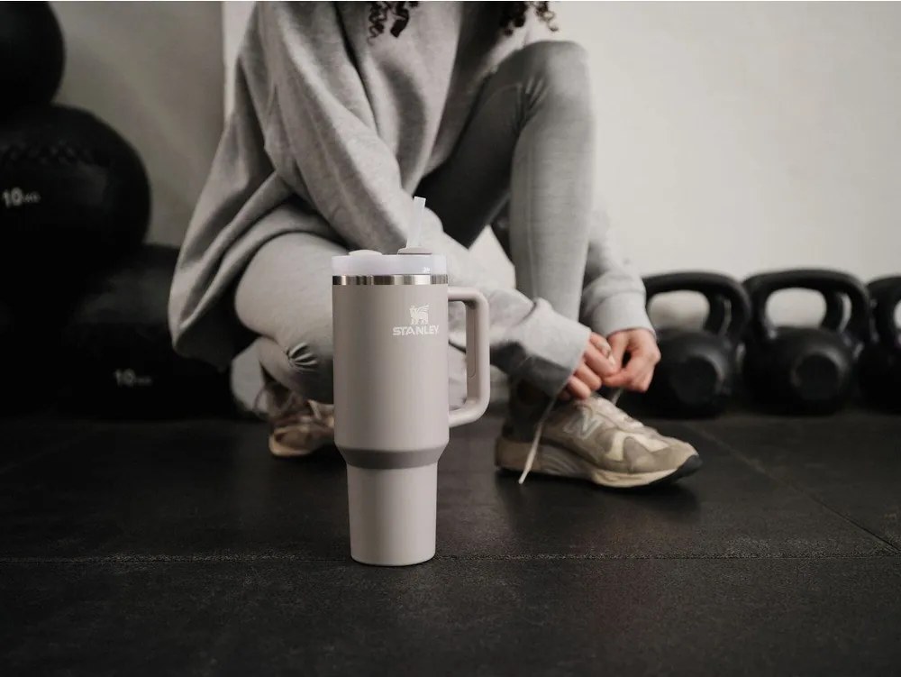 Termos gri deschis cu pai din oțel inoxidabil 890 ml Quencher H2.O FlowState™ Tumbler Ash – Stanley