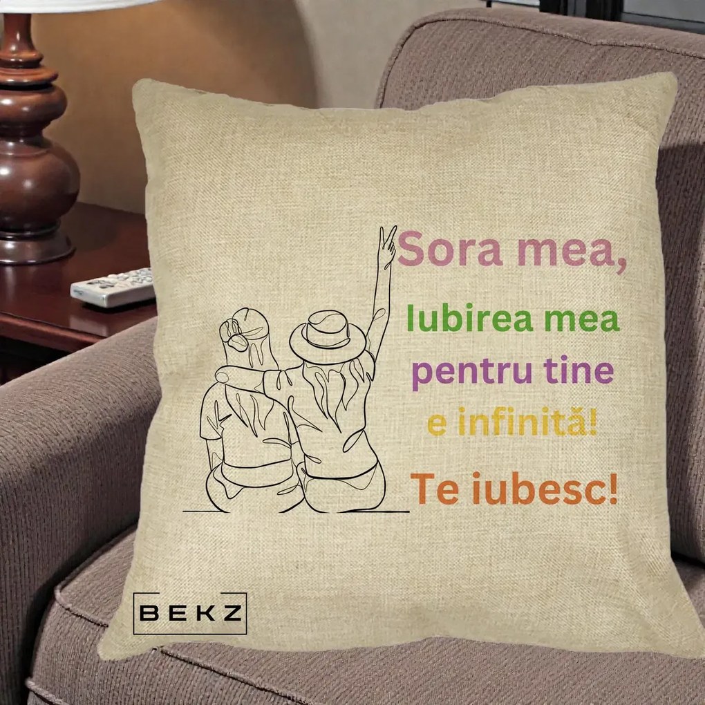 Cadou pentru Sora - Perna Personalizata Sora Mea Te Iubesc Doua Fete cu Palarie si Umbrela, 40x40 cm, Crem, Husa Detasabila, Perna Inclusa, BEKZ®