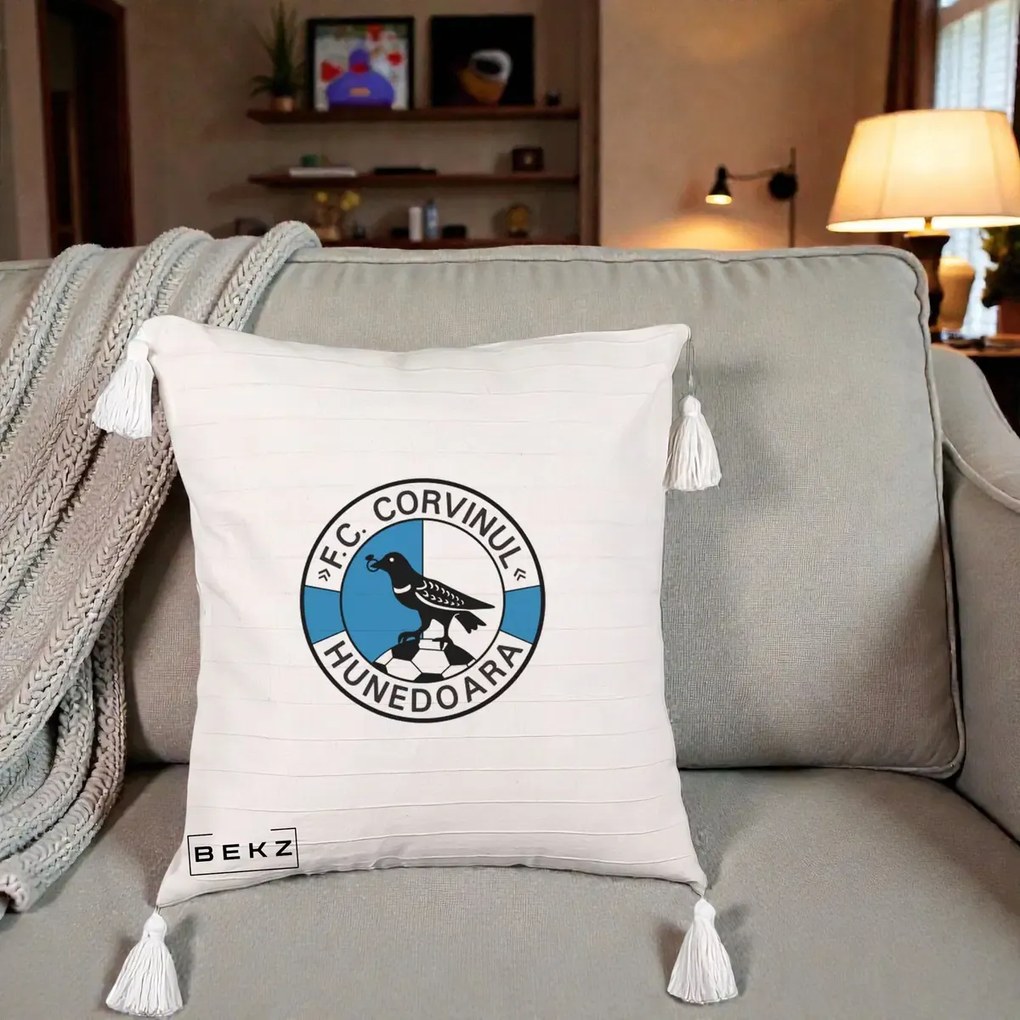 Perna Personalizata FC Corvinul Hunedoara Fotbal, 40x40 cm, Bej cu Franjuri, Husa Detasabila, Perna Inclusa, BEKZ®