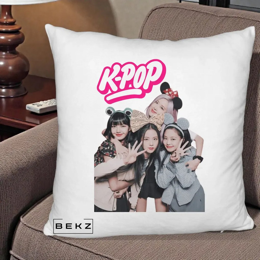 Perna Personalizata BLACKPINK K-Pop Grup Pozitii Amuzante, 40x40 cm, Alb Pufos, Husa Detasabila, Perna Inclusa, BEKZ®