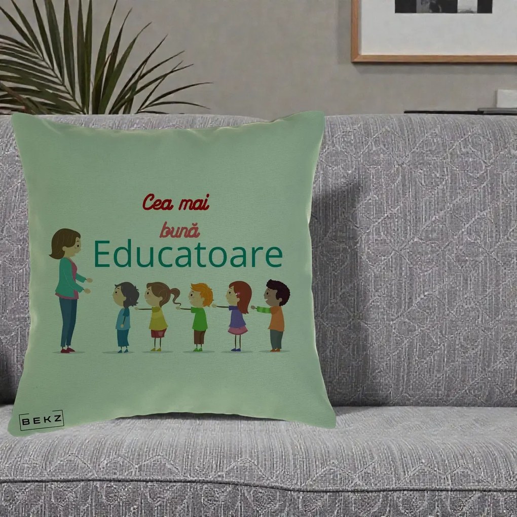Cadou pentru Educatoare - Perna Personalizata Cea mai Buna Educatoare cu Ilustratie Copii si Educatoare, 40x40 cm, Verde, Husa Detasabila, Perna Inclusa, BEKZ®