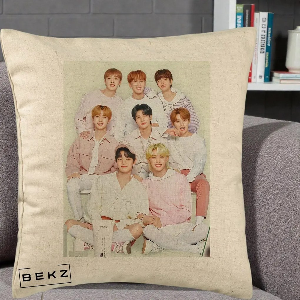 Perna Personalizata K-pop Stray Kids Foto Grup Pastel Roz-Alb cu 8 Membrii, 40x40 cm, Bej, Husa Detasabila, Perna Inclusa, BEKZ®