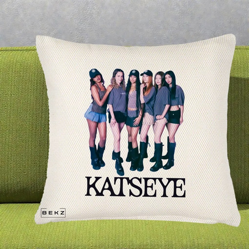 Perna Personalizata K-pop KATSEYE Grup Foto Tinute Gri, 40x40 cm, Crem Reliefat, Husa Detasabila, Perna Inclusa, BEKZ®