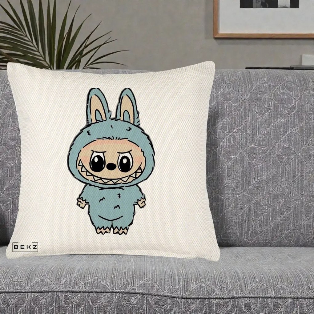Perna Personalizata Labubu Albastru-Gri Solo, 40x40 cm, Crem Reliefat, Husa Detasabila, Perna Inclusa, BEKZ®