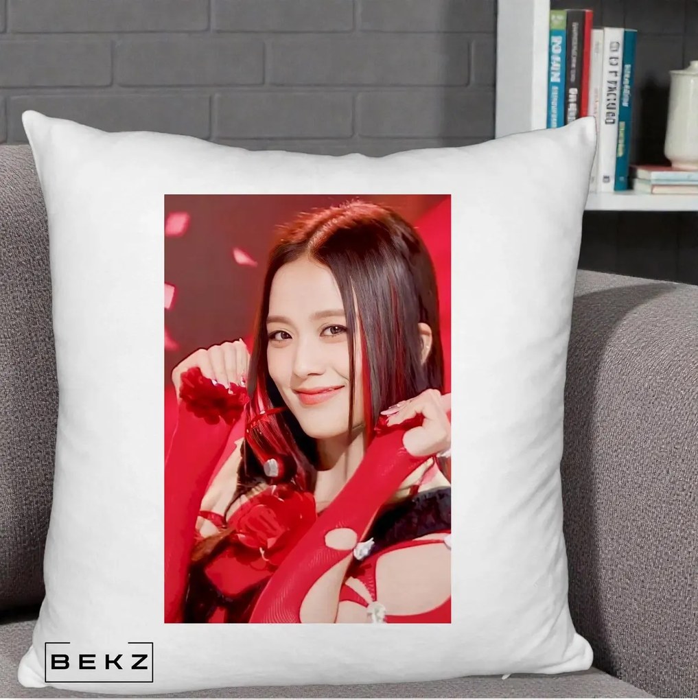 Perna Personalizata K-pop BLACKPINK Jisoo Rosu, 40x40 cm, Alb Pufos, Husa Detasabila, Perna Inclusa, BEKZ®