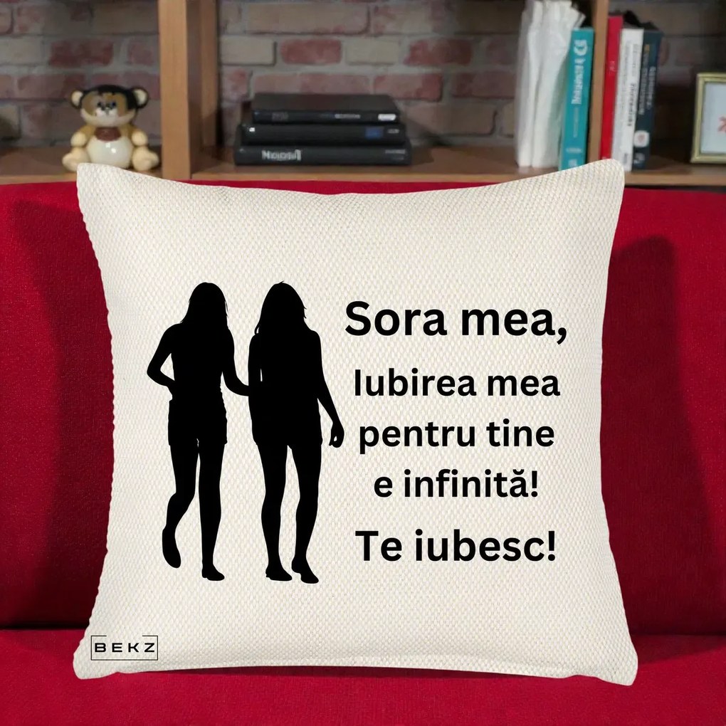Cadou pentru Sora - Perna Personalizata Sora Mea Te Iubesc Siluete Negre Tinand Maini, 40x40 cm, Crem Reliefat, Husa Detasabila, Perna Inclusa, BEKZ®