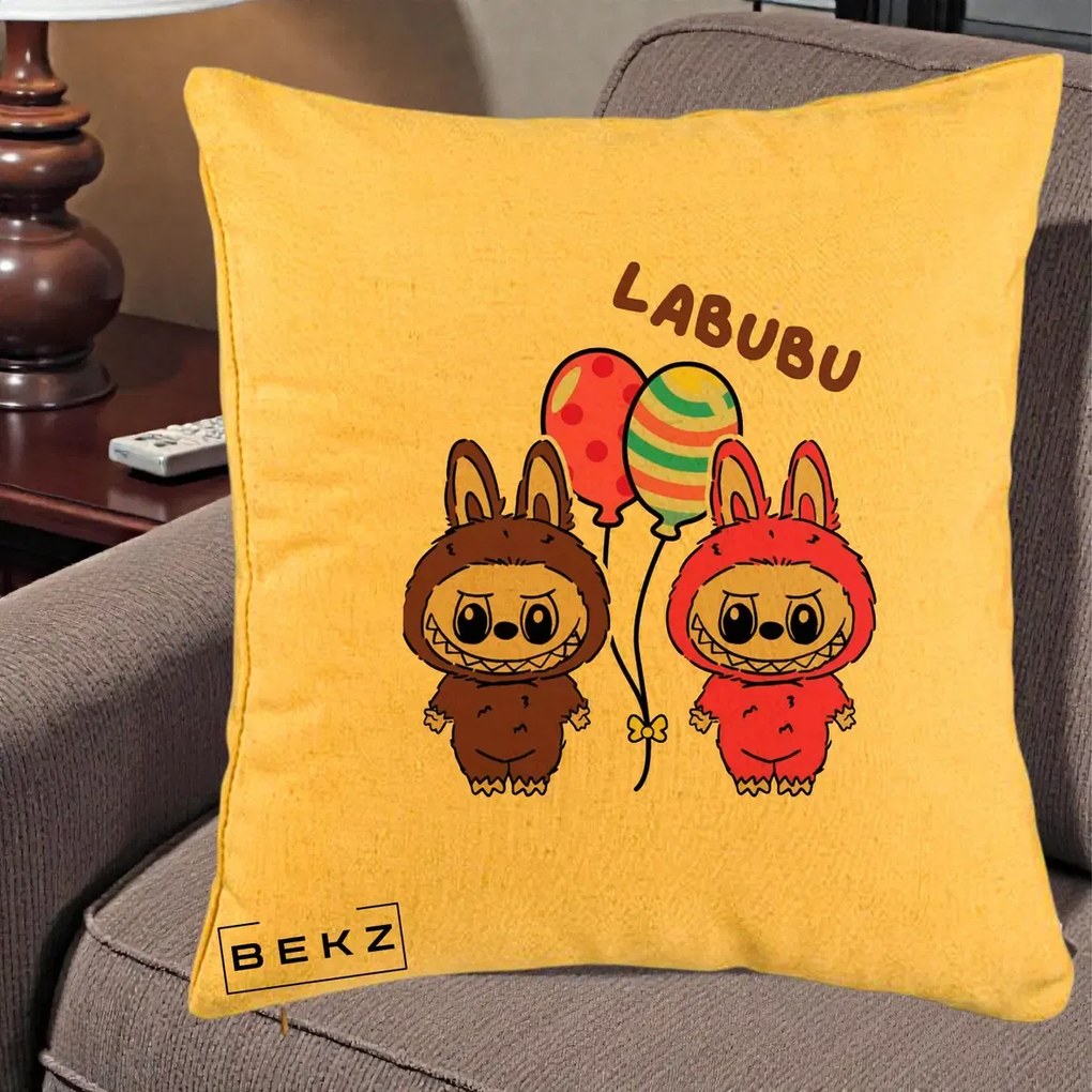 Perna Personalizata Labubu Cuplu cu Baloane, 40x40 cm, Galben, Husa Detasabila, Perna Inclusa, BEKZ®