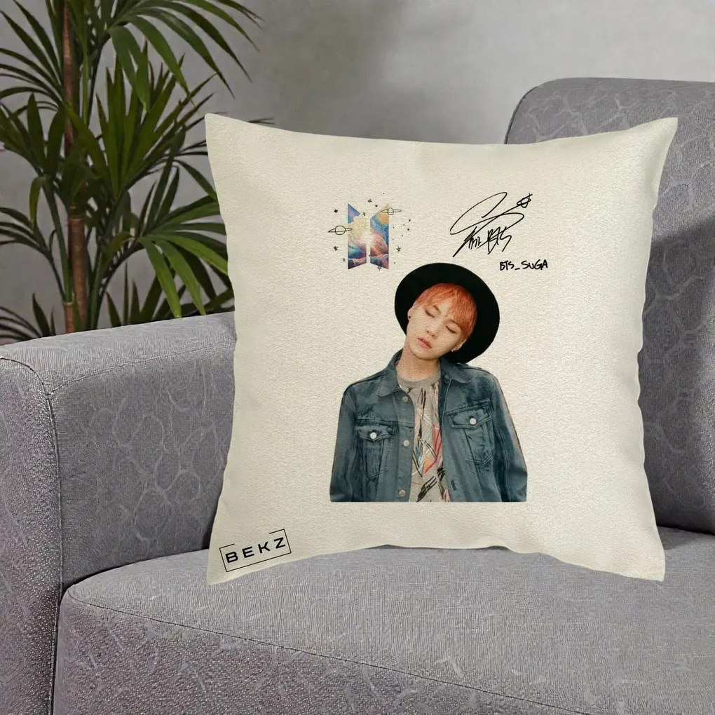 Perna Personalizata K-pop BTS Suga par Portocaliu Palarie Autograf, 40x40 cm, Ecru, Husa Detasabila, Perna Inclusa, BEKZ®