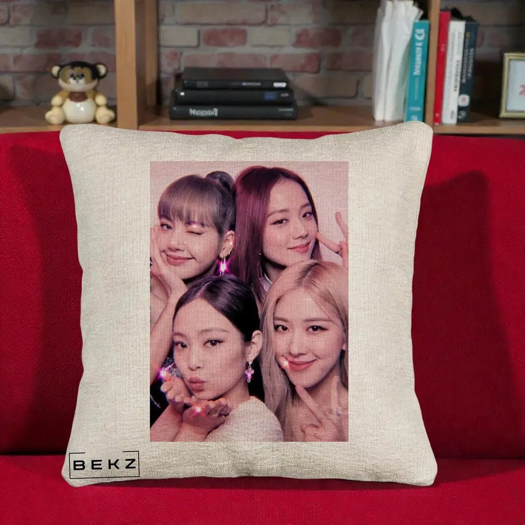 Perna Personalizata K-pop BLACKPINK Foto Grup Selfie Roz cu Glitter, 40x40 cm, Bej Canapea, Husa Detasabila, Perna Inclusa, BEKZ®