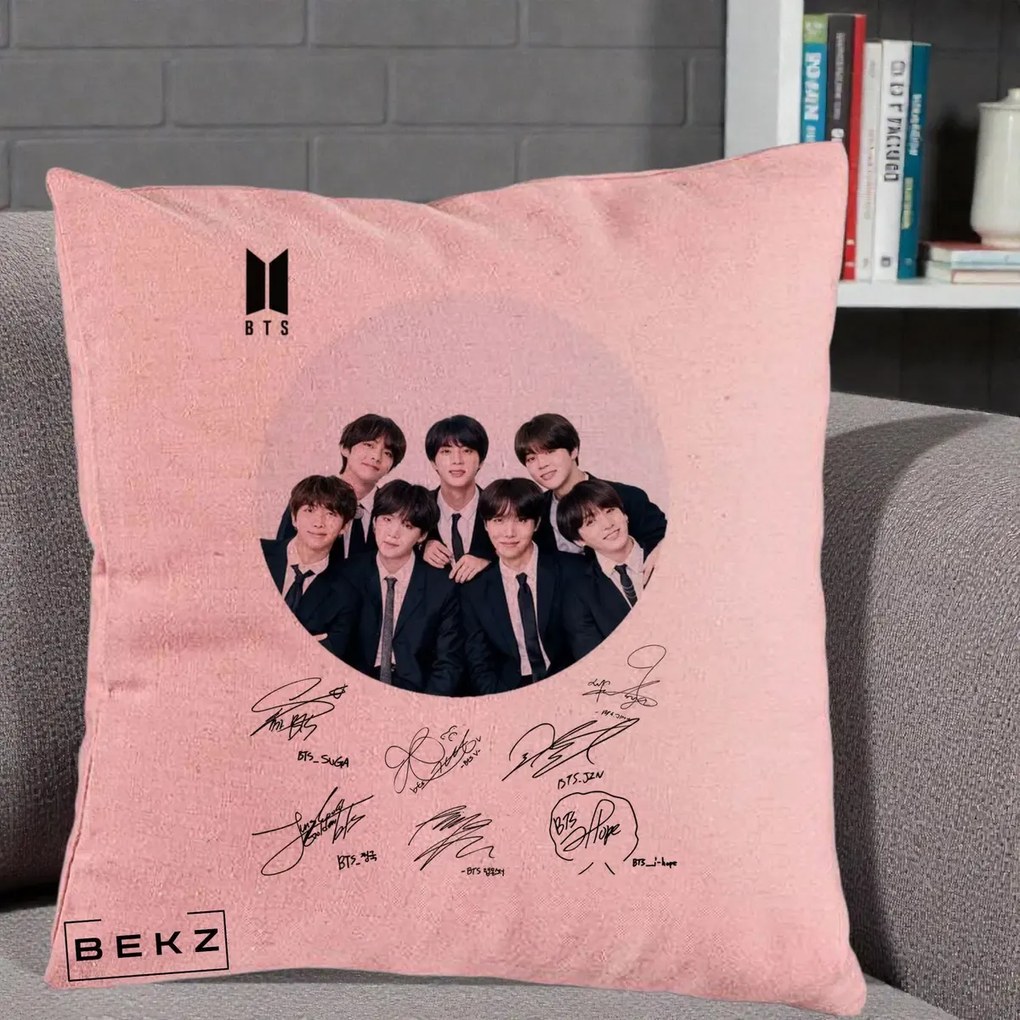 Perna Personalizata K-pop BTS Fotografie Grup Costum Negru si Autografe Cerc, 40x40 cm, Roz, Husa Detasabila, Perna Inclusa, BEKZ®