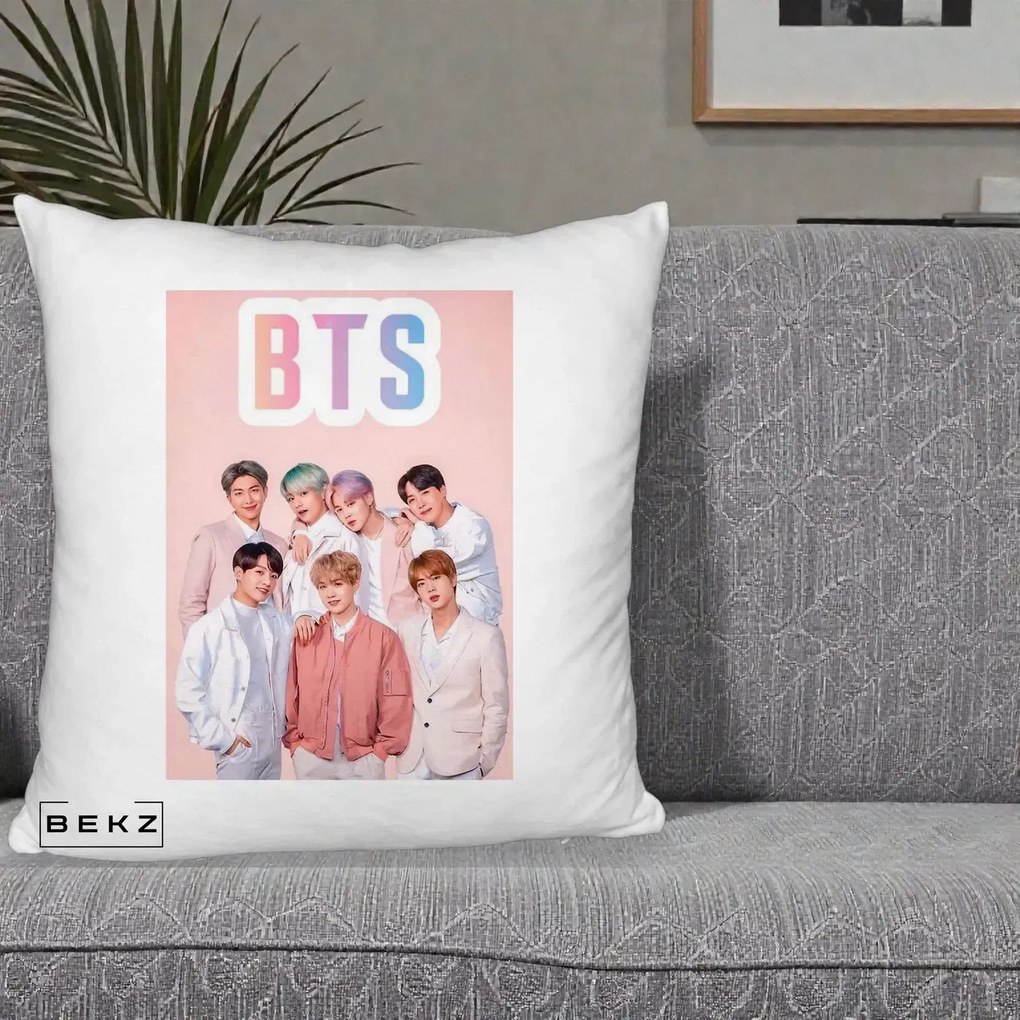 Perna Personalizata K-pop BTS Foto Grup cu BTS si Fond Roz Pastel, 40x40 cm, Alb Pufos, Husa Detasabila, Perna Inclusa, BEKZ®