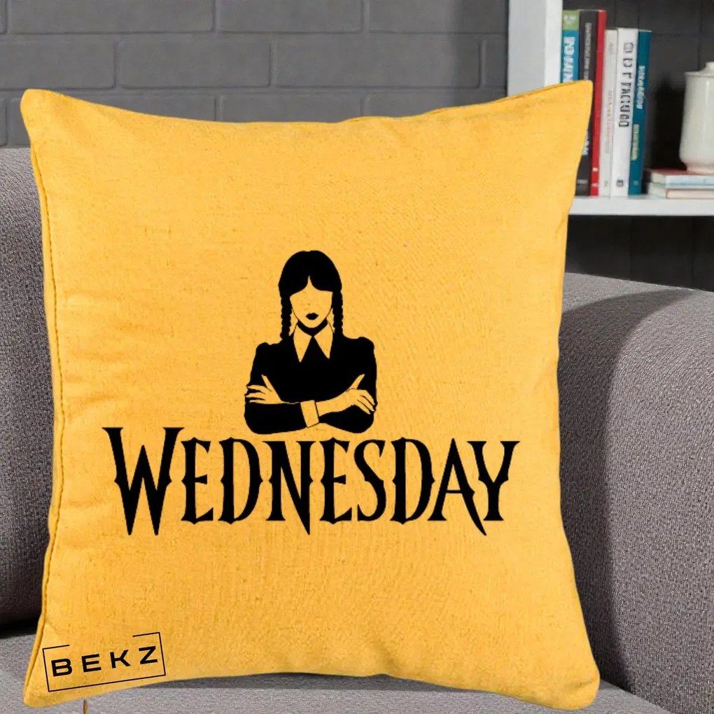 Perna Personalizata Wednesday Addams cu Brate Incrucisate, 40x40 cm, Galben, Husa Detasabila, Perna Inclusa, BEKZ®